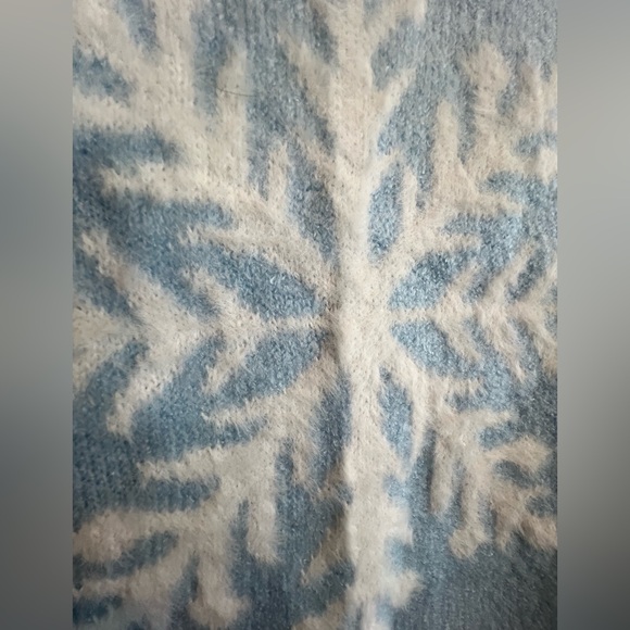 NWT❄️Soft & Elegant Light Blue Snowflake Sweater - Picture 3 of 8